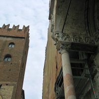 Verone – San Zeno Maggiore – détail du prothyron (protiro - 1138) du maître sculpteur Niccolò et la tour de l’abbaye.