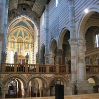 Vérone – San Zeno Maggiore – intérieur de la basilique : l’accès à la crypte, l’iconostase et le chœur vus de l’église plébéienne (plebana). Du XVIe siècle aux années 1870-71, un escalier monumental reliait la partie basse de l’église à l’église supérieure qui a alors été remplacé par 2 escaliers latéraux ; un escalier central (surmonté de l’iconostase) ouvrant l’accès à la crypte. 