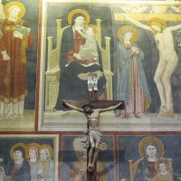 Vérone – San Zeno Maggiore – détail du prothyron formant autel : fresques anonymes des XIVe et XVe siècles (partie supérieure – Saint Diacre, Vierge assise sur le trône avec son Enfant, Crucifixion). 