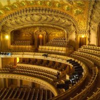 Intérieur de l'Opéra de Vichy. Monument classé de style Art Nouveau. Sculptures d'ornement de Pierre Seguin. Peintures décoratives de Léon Rudnick. Ferronnerie d'art d'Emile Robert. Pour les amateurs de musique, signalons que Richard Strauss y dirigea son "Salomé" en 1935.